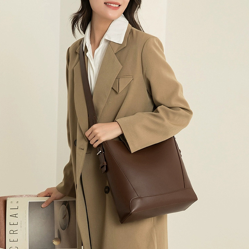 Large Capacity Women's Shoulder Bag Versatile Large Genuine Leather Crossbody Underarm Bag Premium Cowhide Commuter Bucket Bag - Thumbnail 4