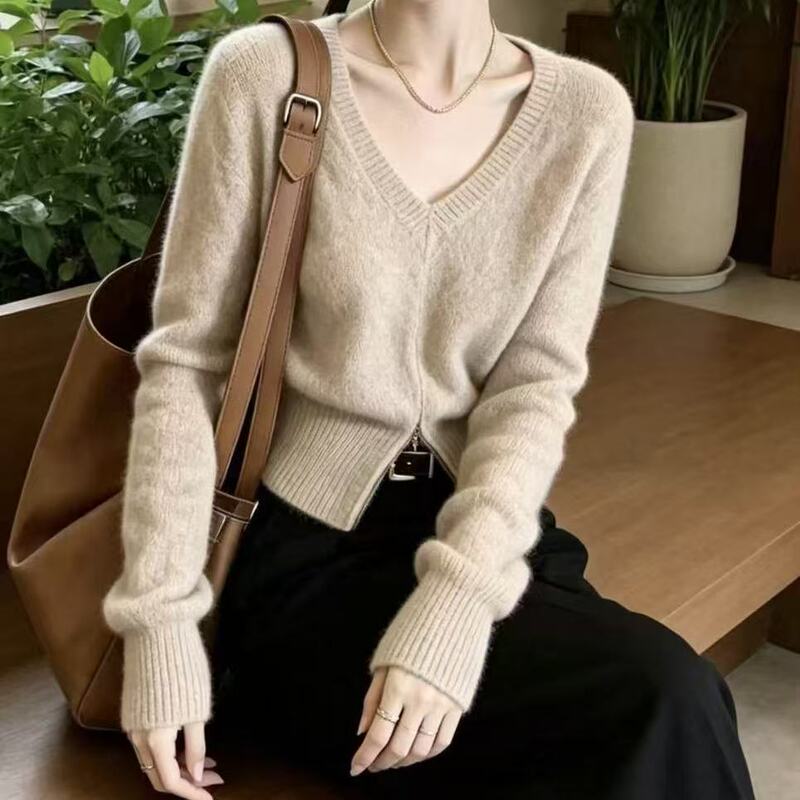 Brown long-sleeved, soft and comfortable knitted sweater for women, new spring/autumn style, with a fitted waist design that creates a slimming effect, and is versatile for various outfits Brown long-sleeved, soft and comfortable knitted sweater for women, new spring/autumn style, with a fitted waist design that creates a slimming effect, and is versatile for various outfits