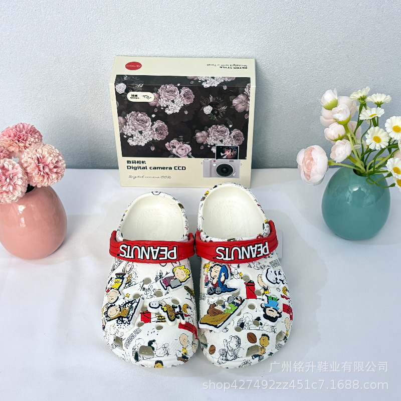 Cartoon Snoopy Clogs for Girls, Suitable for Older Children, Outdoor Beach Shoes, Children's Closed-Toe Slippers, Cute Sandals