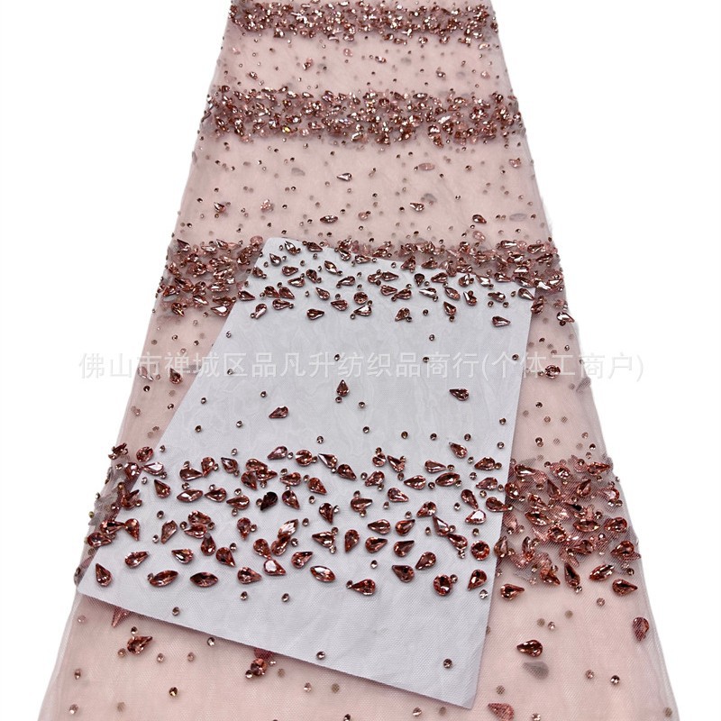 Tejido de malla de diamante de gota de agua laminada mano pesada clavos taladro de cola de pescado vestido de noche tela de boda en stock