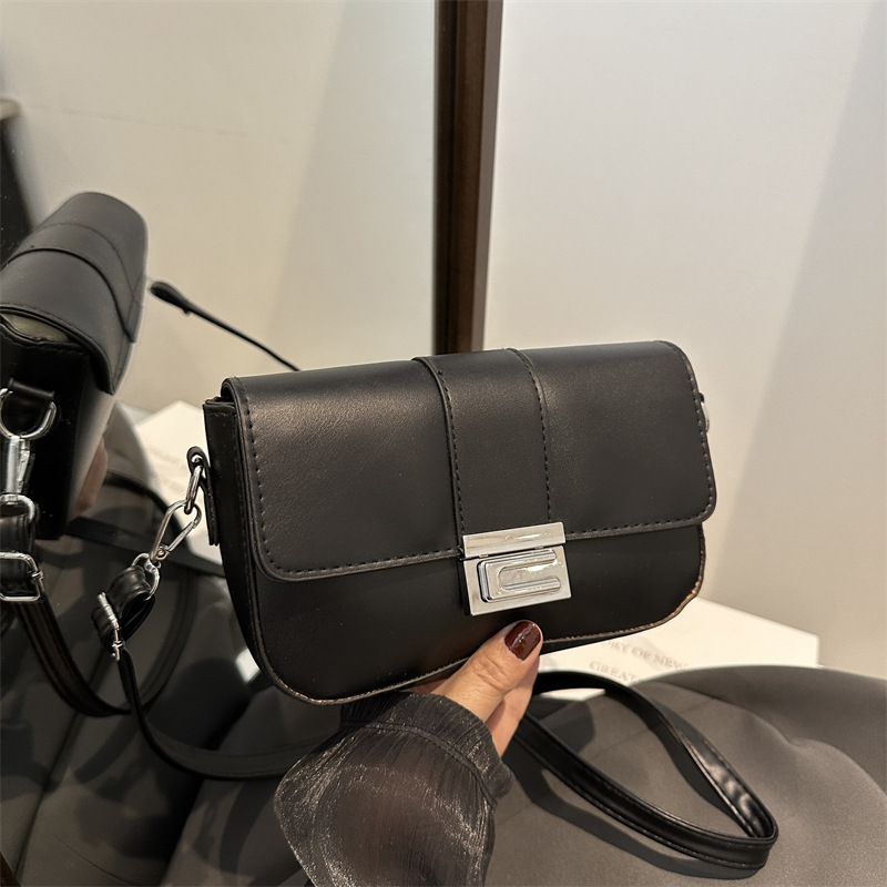 Bolso de palo mágico con sentido de diseño de nicho 2024 nuevo bolso cuadrado pequeño simple casual y versátil bolso negro de alta gama para axila