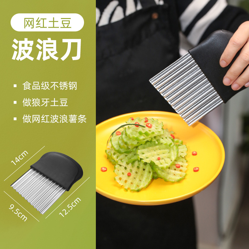 감자 절단기는 늑대 이빨 감자 튀김을 만듭니다.