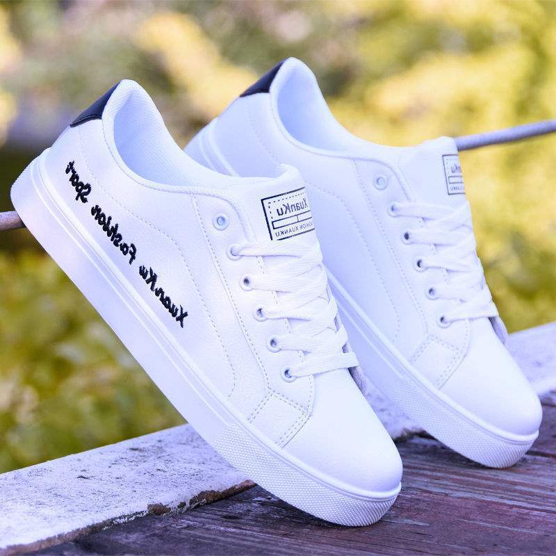 Zapatos blancos para hombres coreanos de moda universal zapatos de skate de otoño 2025 nuevo cuero impermeable zapatos de estudiantes de suela suave hombre