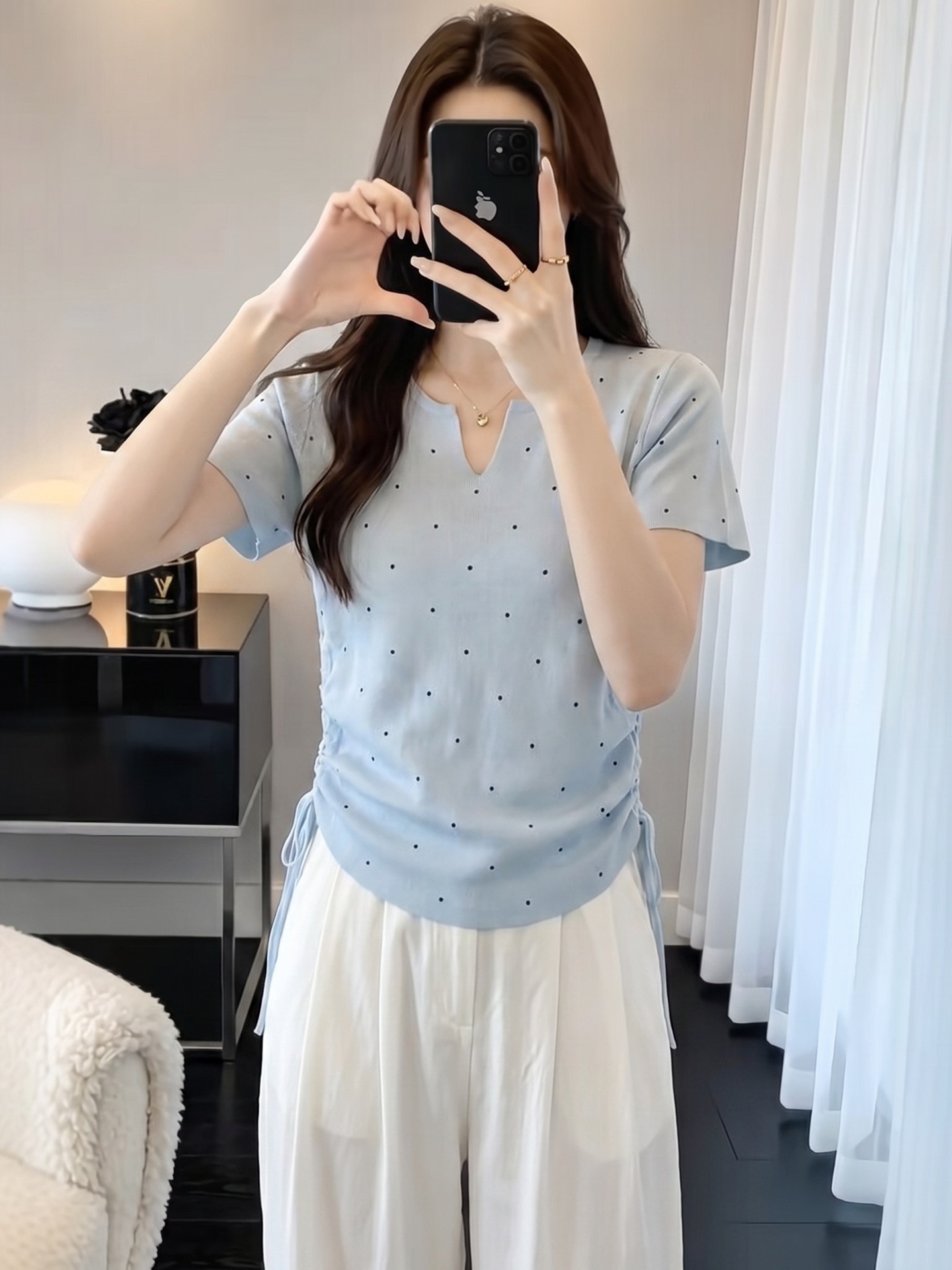 Áo thun nữ cổ V chấm bi tay ngắn rút eo size lớn — màu đen