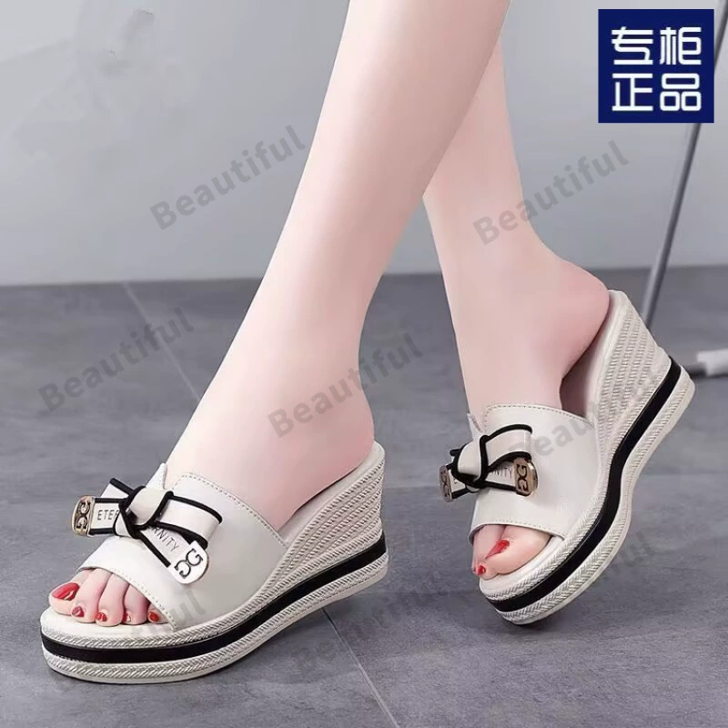 Женские тапочки на танкетке, кожаная летняя верхняя одежда, новые универсальные сандалии на толстой подошве 2025 года, удобные и легкие туфли на высоком каблуке.