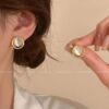 Cat's eye circle stud earrings [silver needle]