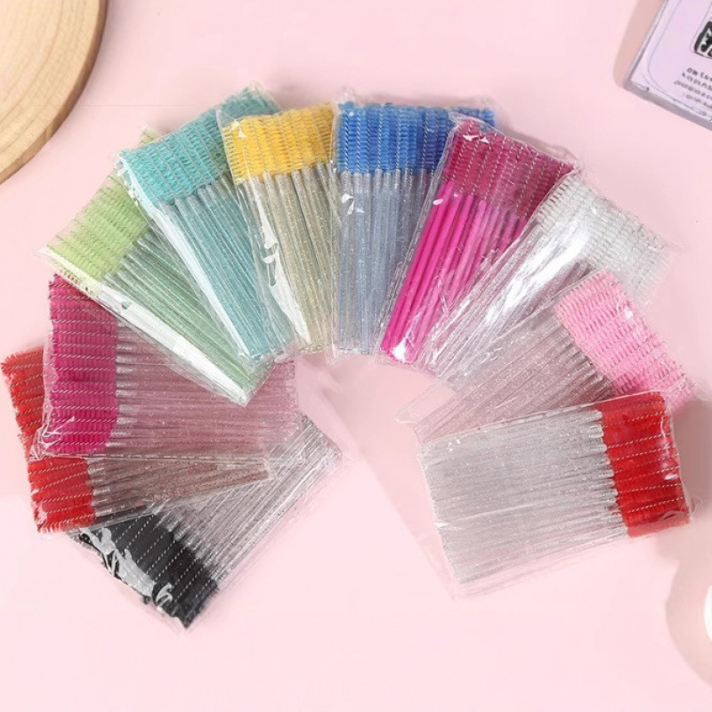 Disposable cosmetic brush for eyelashes