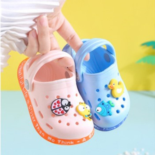 Baby sandals for boys and girls, soft sole for 1-3 year old toddlers learning to walk, anti-slip hole sandals, new summer style for young children with protective tops.