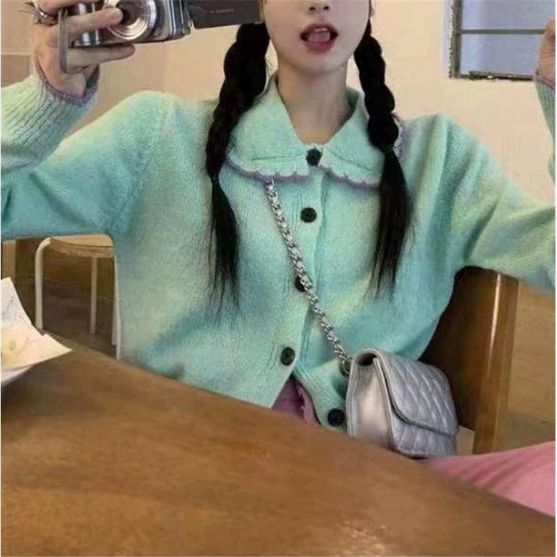 Свежий осенний брендовый свитер, облегающий