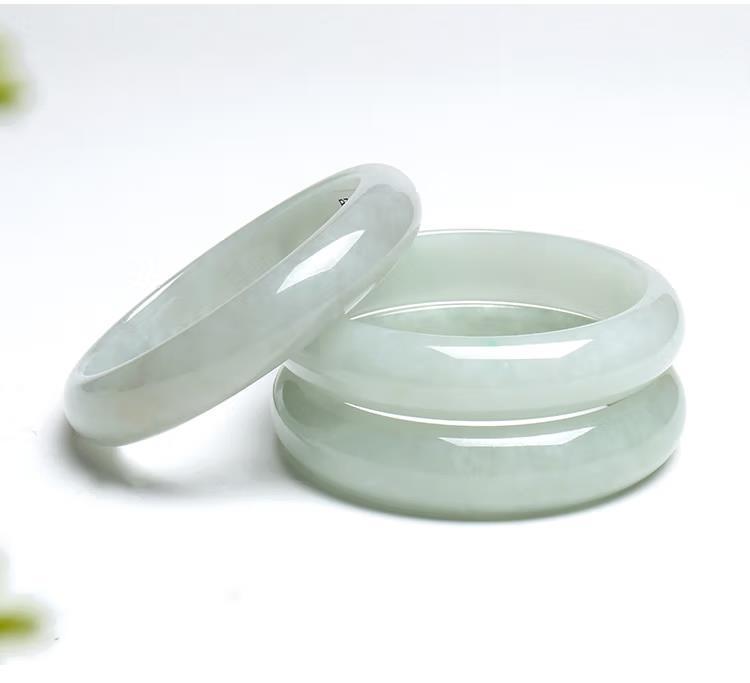 Vòng tay ngọc bích tự nhiên màu xanh lá nhạt, đường kính trong 52–64 mm chi tiết 13