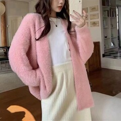 デザイン感のあるセーターの女性は甘くて優しいです。