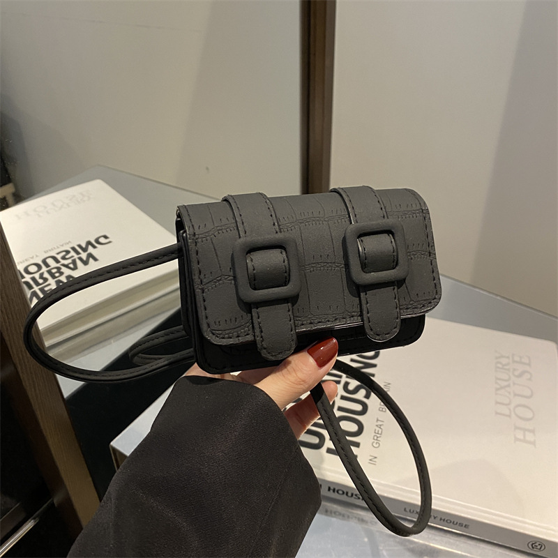 2024 bolso pequeño de ocio de invierno para mujer nuevo estilo simple y moderno retro viajero todo fósforo ins bolso de mensajero de un solo hombro para mujer