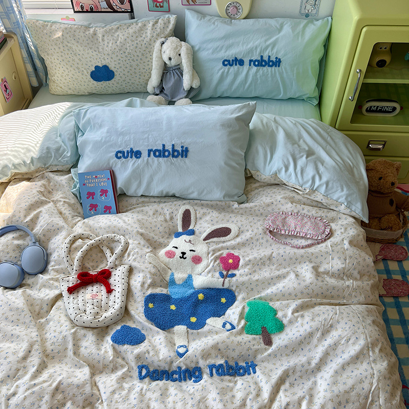 Toallas de algodón lavados con agua bordadas cuatro piezas juegos de estudiantes de tres piezas juegos de dormitorios de chicas fábrica de dibujos animados al por mayor