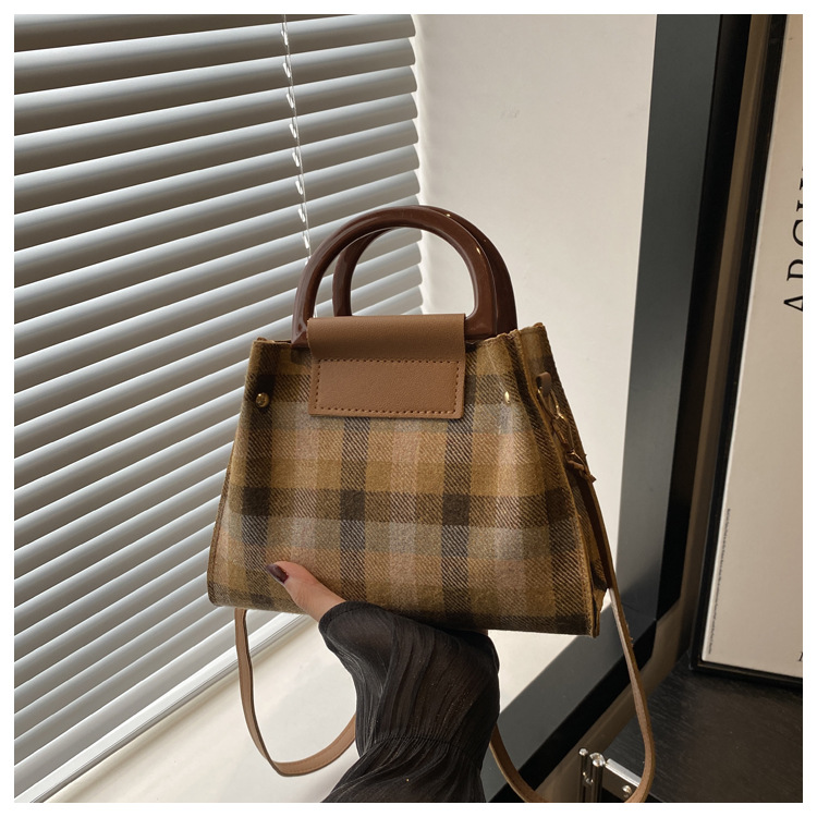 This is a trendy and stylish single-shoulder underarm bag with a contrasting color for the autumn of 2024. It features a unique design and is retro and individualistic undefined