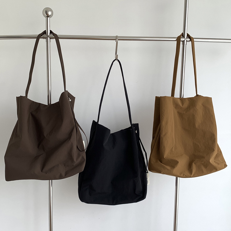 Qiao Ge Single-Shoulder Large Bag, Casual and Simple, Large Capacity Oxford Cloth Bucket Bag, Solid Color Handbag for Commuting, Women's Bag