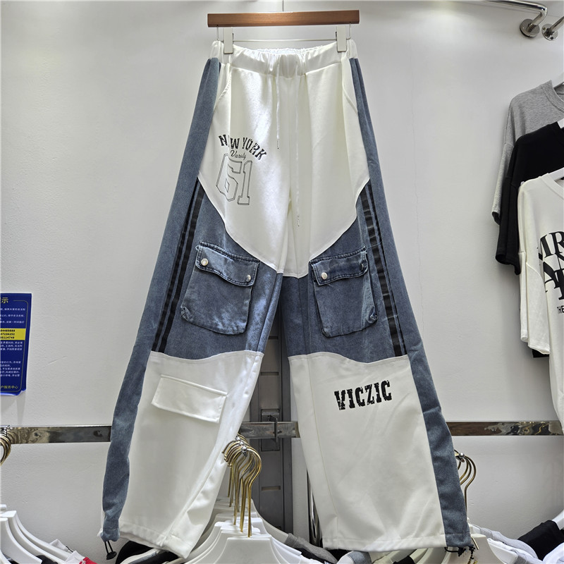 Diseño de color de contraste de marca de moda, sensación casual de jeans de estilo harpo, letras sueltas de impresión de pie, cuerdas de dibujo, pantalones de moda