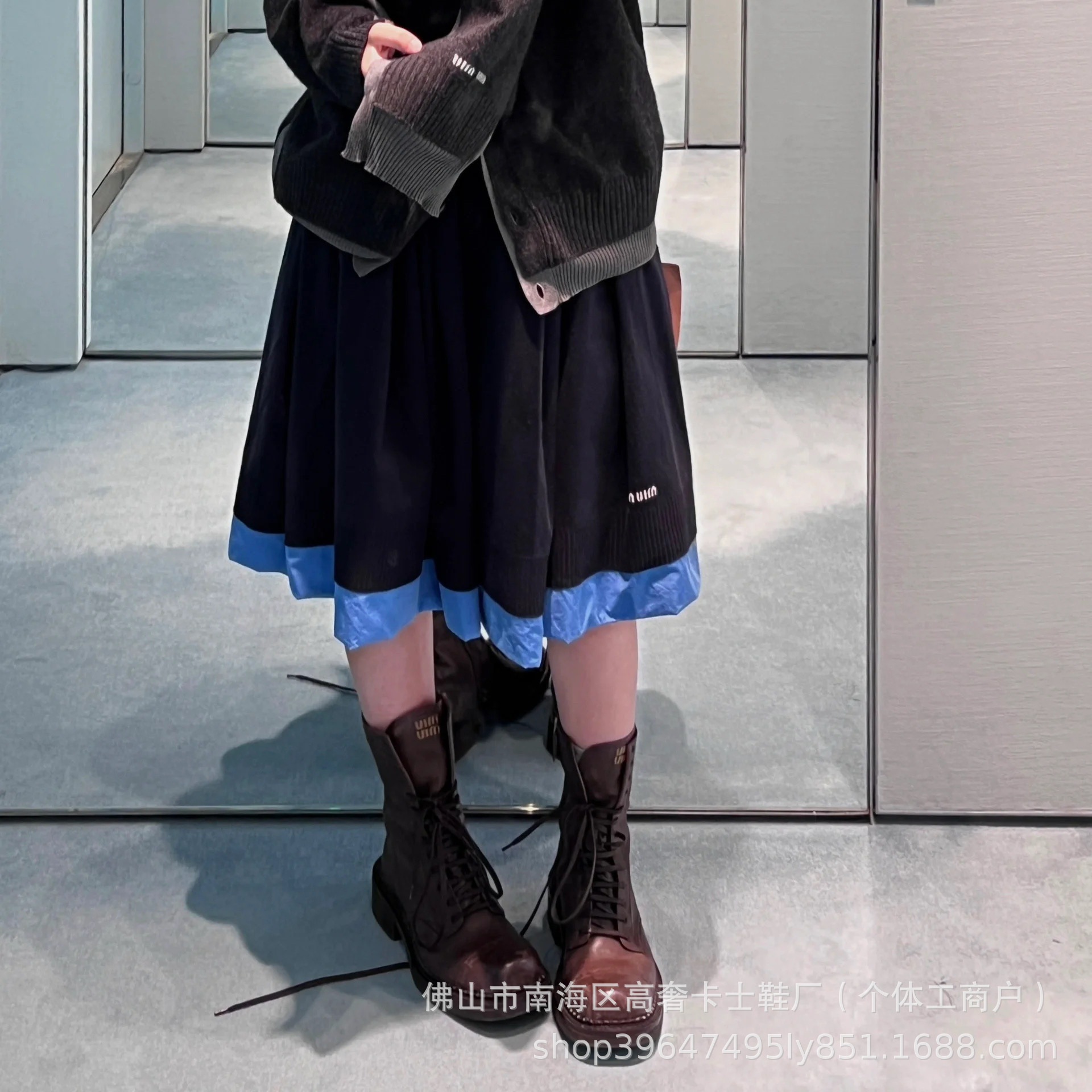 miu ランウェイモデルレトロオールドナイトブーツ 2024 新しいスクエアヘッドベルトバックルメイラードスタイルオートバイブーツ女性用