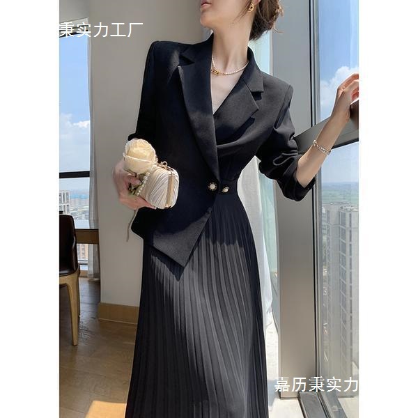 黑色连衣裙女2025春秋季新款西装领收腰显瘦气质百搭假两件百褶裙