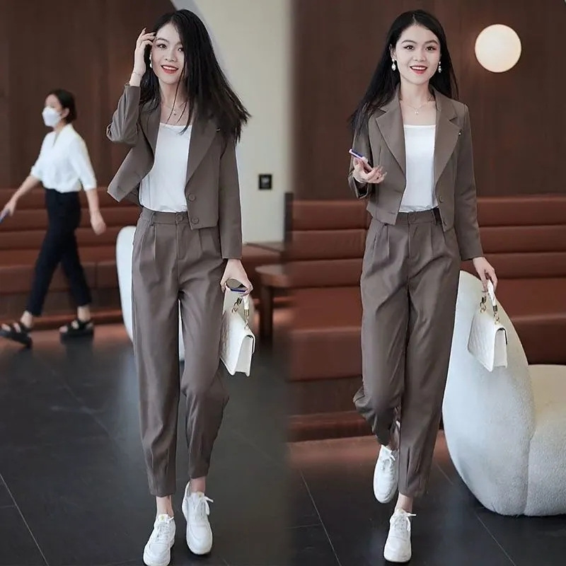 Ensemble deux pièces GraceChic 2024, veste courte, coupe slim, manches longues, style décontracté, idéal pour les petites tailles et les débuts d'automne._voghion.com