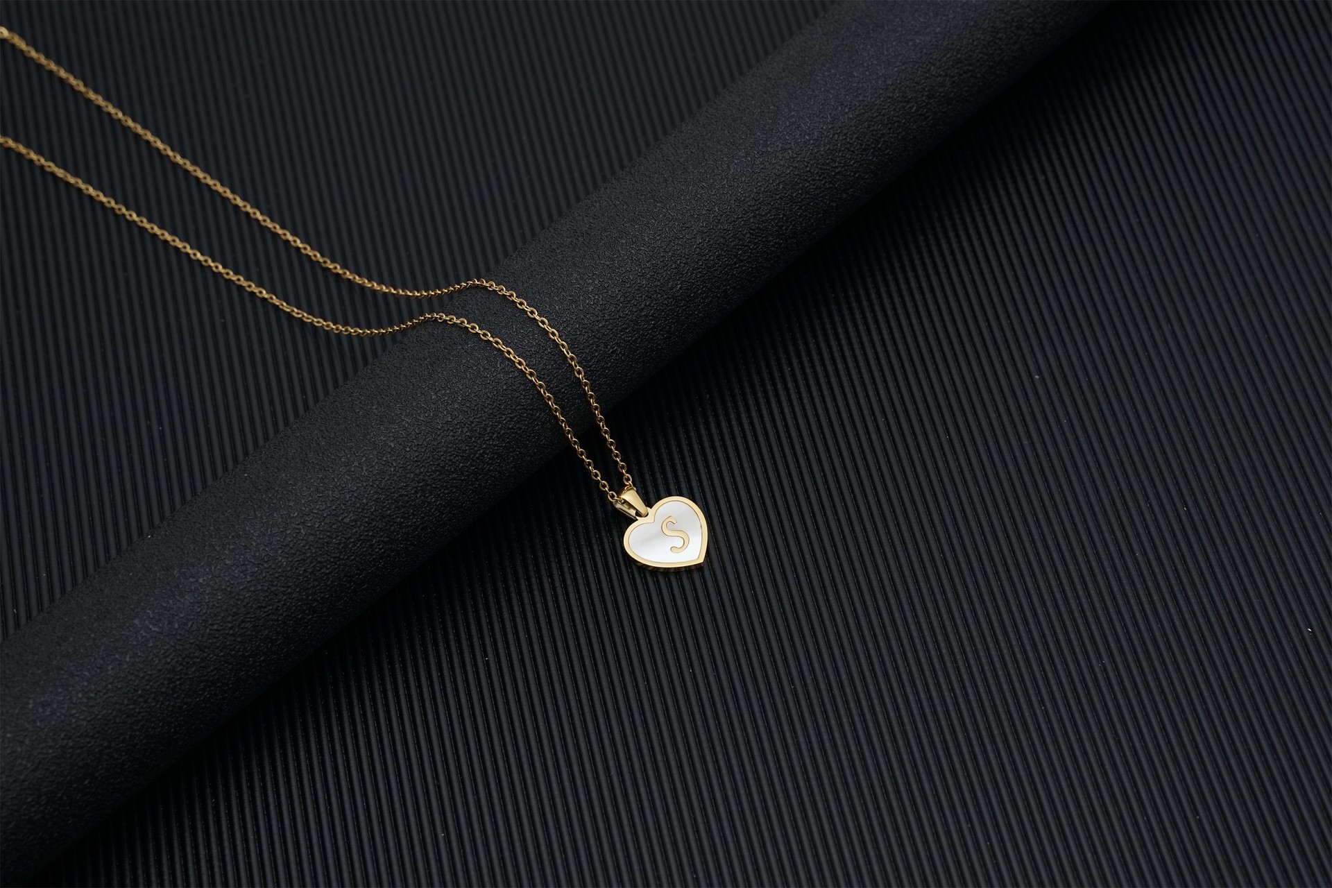 Europa y América 18K oro amor clavícula cadena de las mujeres de acero inoxidable corazón blanco madre colgante 26 letras titanio acero collar