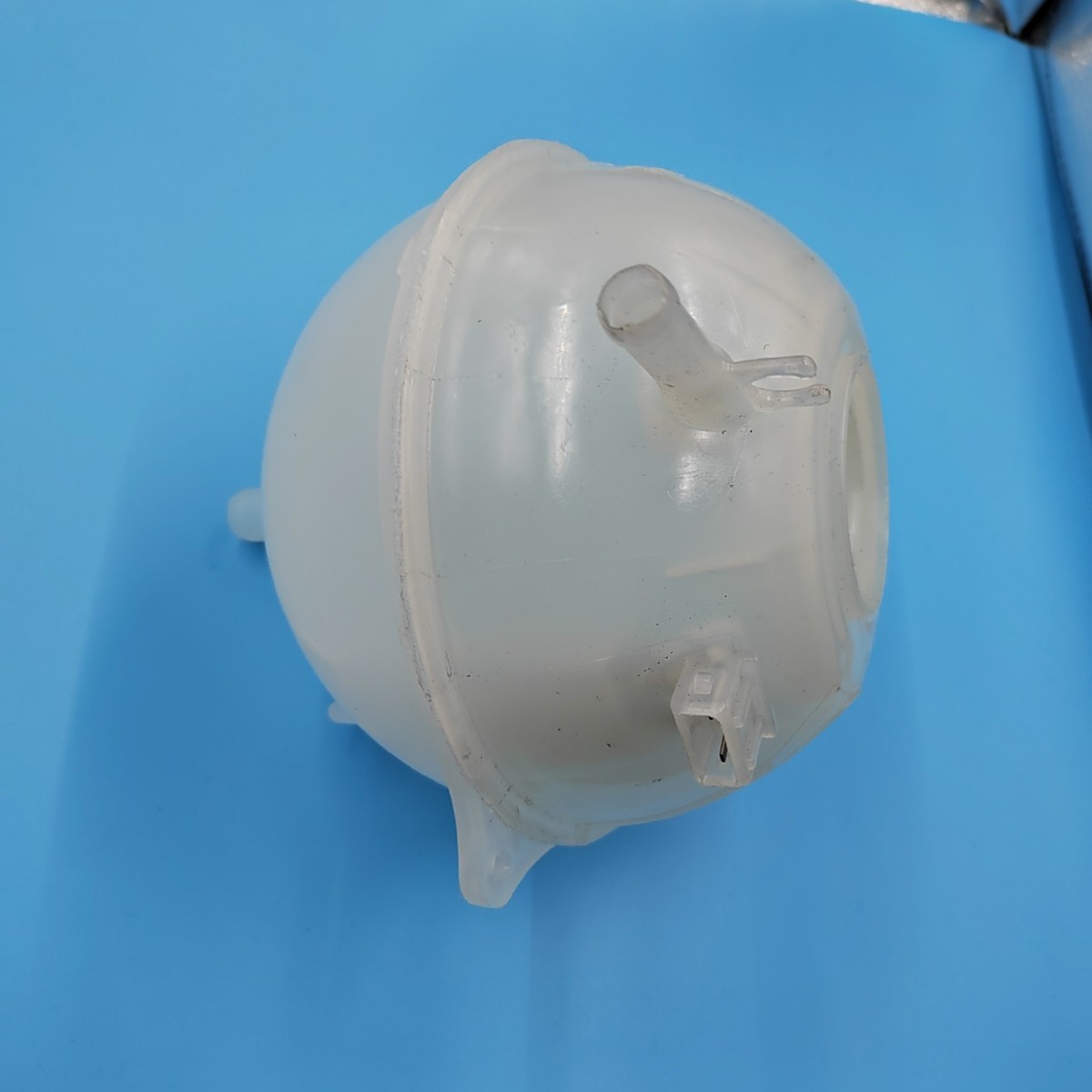 Coolant Tank Compensation Tank Expansion Water Tank Auxiliary Water Tank Suitable for Volkswagen T4/701121407B/A Antifreeze