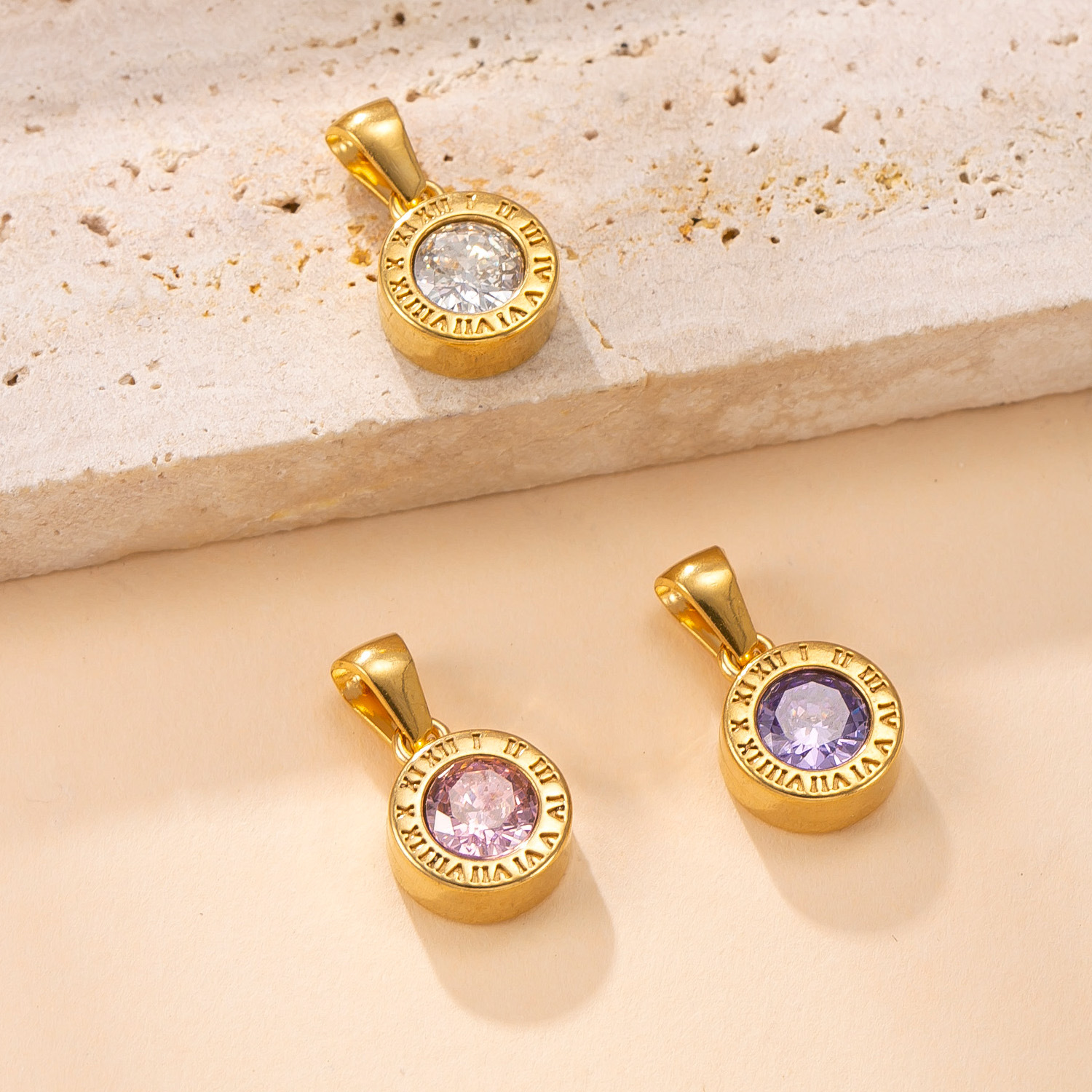 Colgante único Joyas de acero de titanio transfronterizas Collar redondo con incrustaciones de diamantes Romaji Accesorios de bricolaje de oro de 18 quilates de alta calidad para mujer