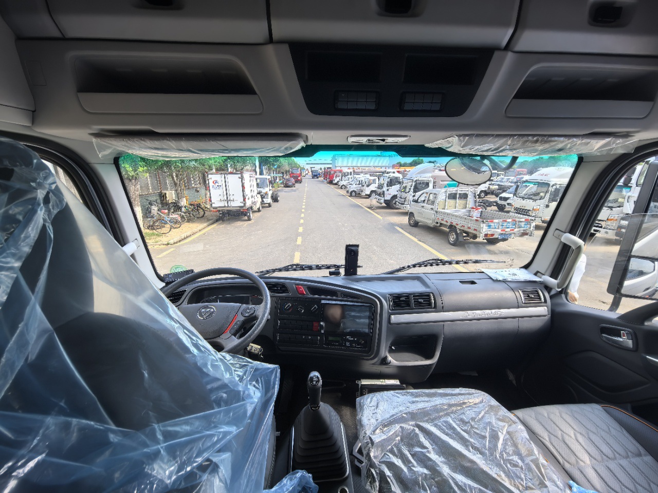Foton Auman planetary small three-axle refrigerated truck ( 9.6m )  Foton Auman refrigerated truck 9.6m  Refrigerated truck