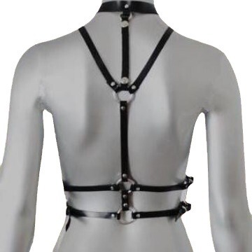 Use the body part of the leather women to control the clothing chain…