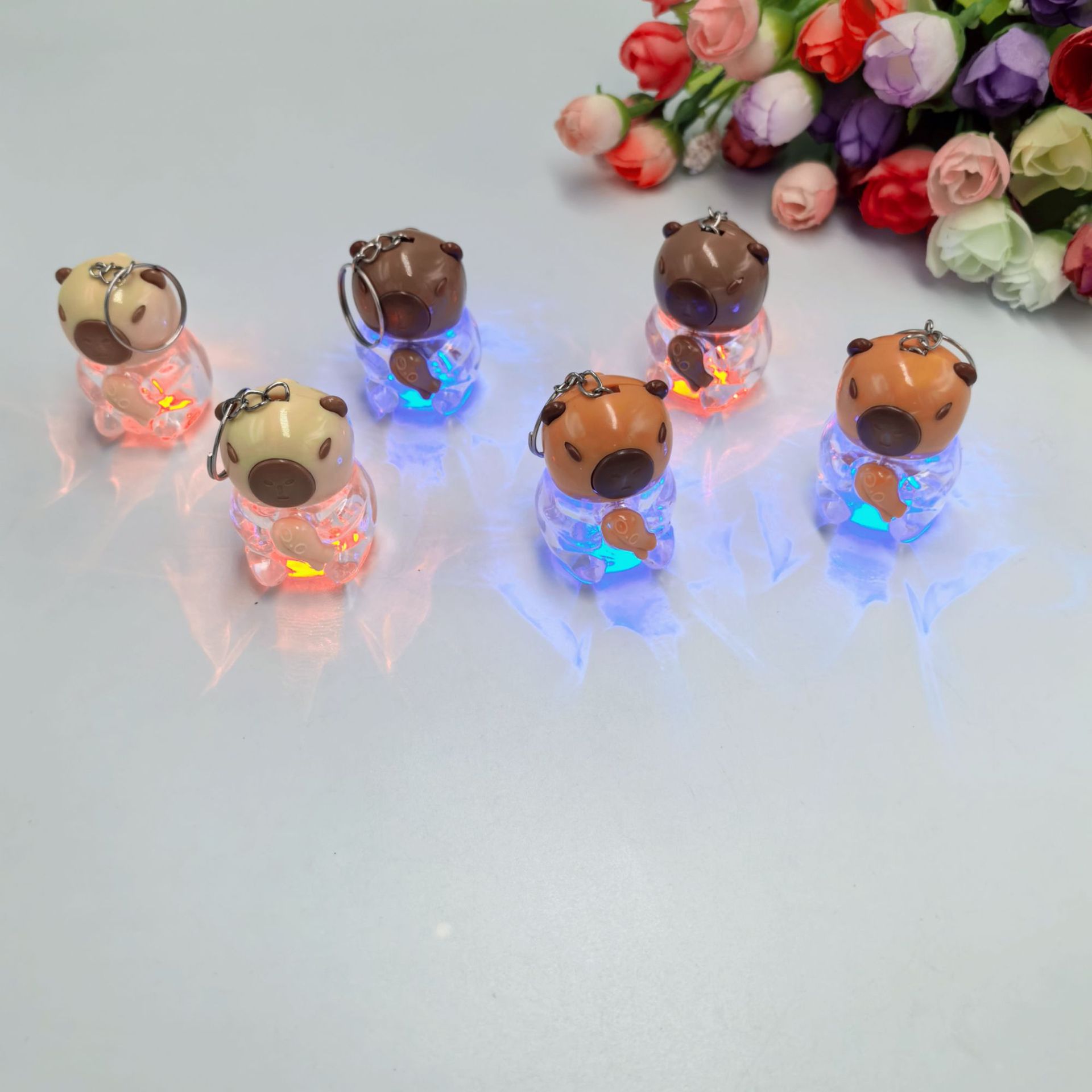 Transfronterizos creativos plásticos luminosos lindos capibara colgante llavero juguetes luminosos pequeños regalos para jardín de infantes