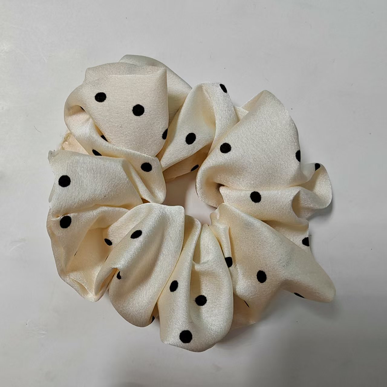 검은 물방울 무늬 새틴 머리끈