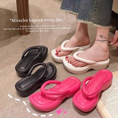 趙露思同金EVAは糞感を踏んで人の字のスリッパを挟んでいます。