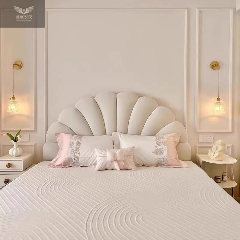 Cama de lujo ligera moderna y simple dormitorio principal cama de aire de crema cama de tecnología cama de tela cama de pétalos rojos cama de niña cama princesa