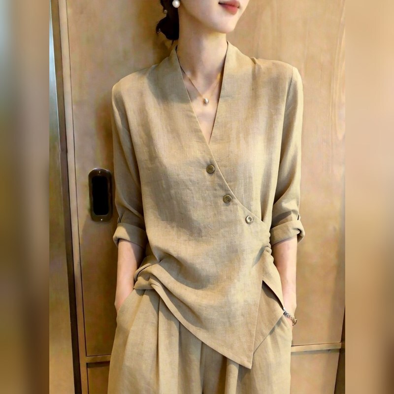 French-style khaki V-neck button-down shirt for women, 2026 autumn new collection, casual workwear, long-sleeved blouse French-style khaki V-neck button-down shirt for women, 2026 autumn new collection, casual workwear, long-sleeved blouse