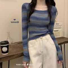 色のストライプの長袖のニットの女性の秋のデザイン感があります。
