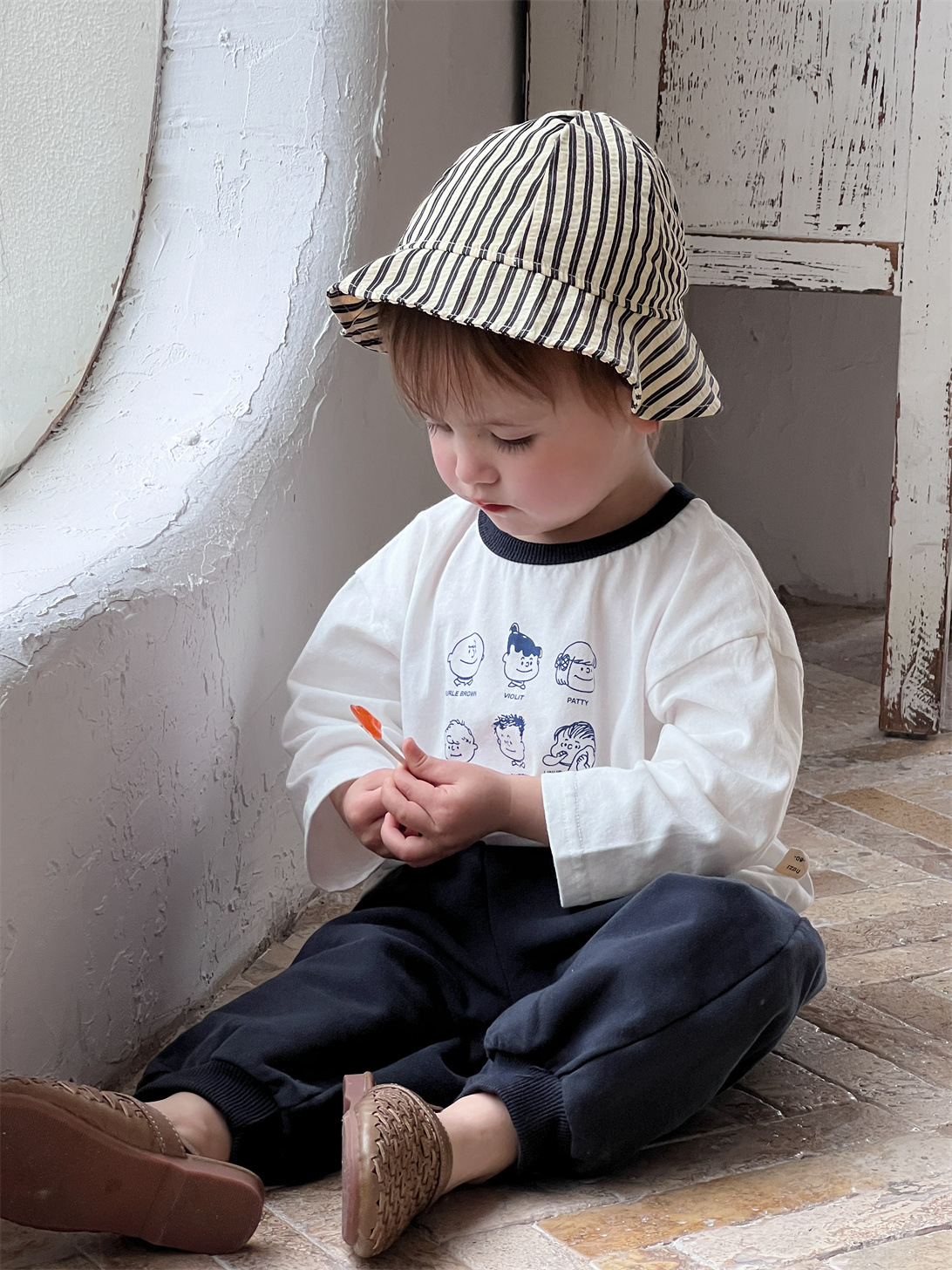 Ropa infantil otoño 2026 nueva versión coreana de ropa infantil bebé camiseta de manga larga letra pantalones higiénicos conjuntos de ropa de otoño infantil