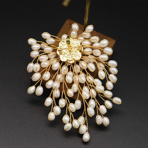 Pearl corsage high-end design European and American retro hand-woven pearl brooch niche high quality wholesale natural
