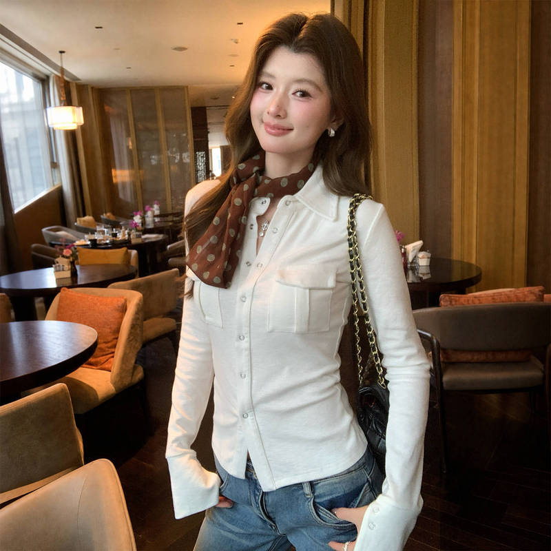 Elegant and minimalist black long-sleeved shirt for women, slim fit, with a stylish collar and button-down design