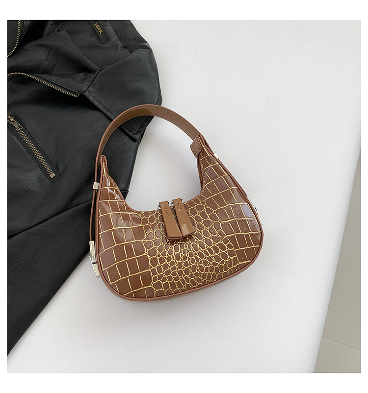 Femmes Petit Faux Cuir Couleur Unie Crocodile Vêtement De Rue Forme D'Oreiller Fermeture Éclair Sac Sous Les Bras display picture 7