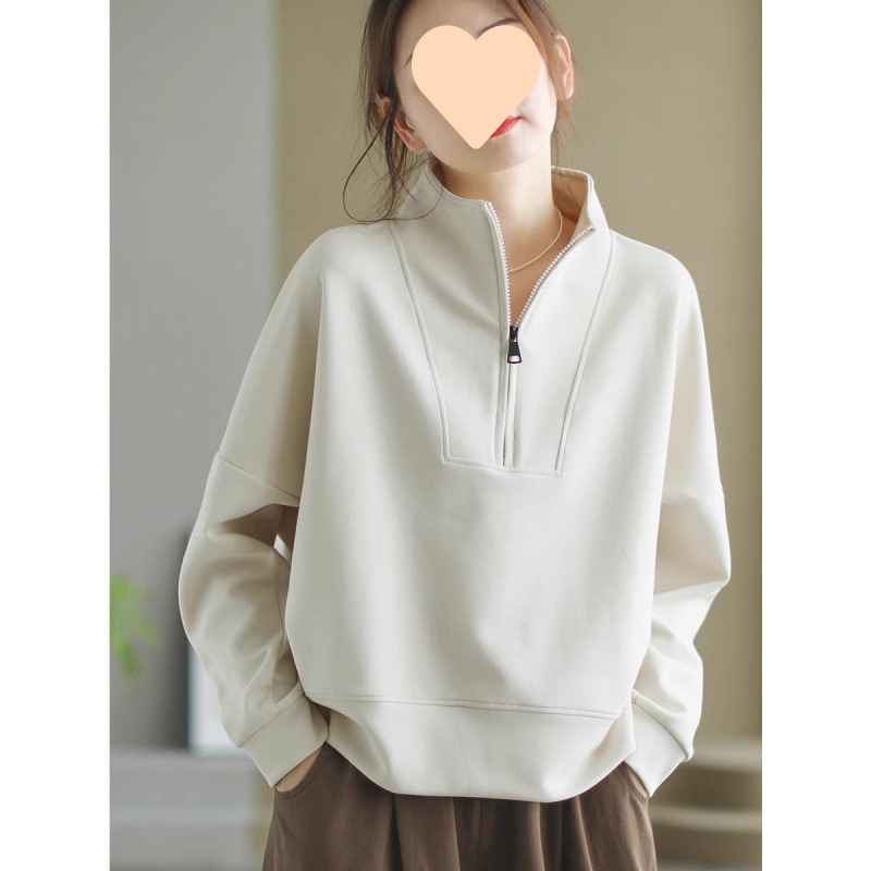 襟を立ててファスナーをします。女性の春と秋の雰囲気は長袖の頭をかぶせてカジュアルな上着を着ます。|undefined