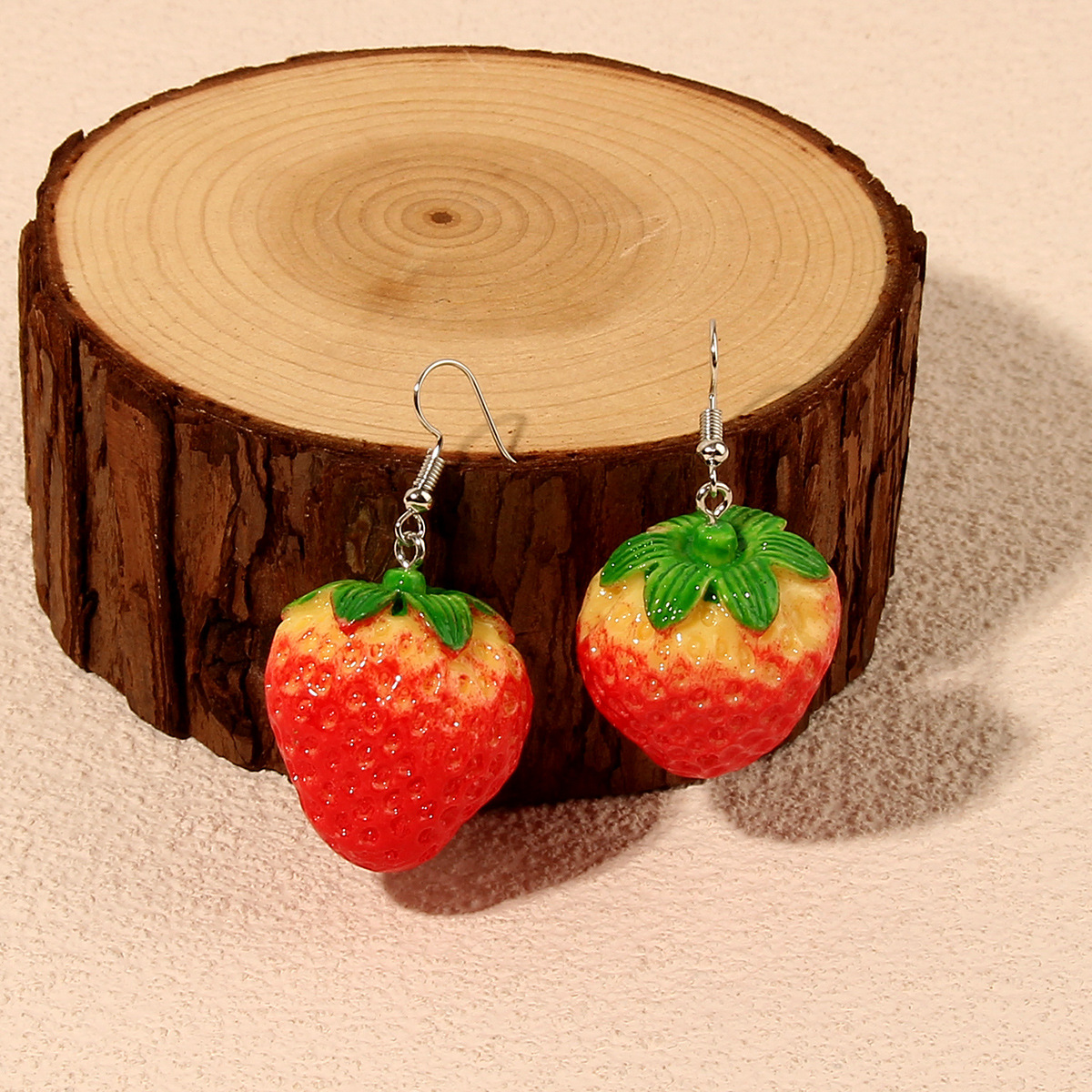 W665丽萌饰品源头厂家欧美时尚新款草莓吊坠耳环可爱水果耳环