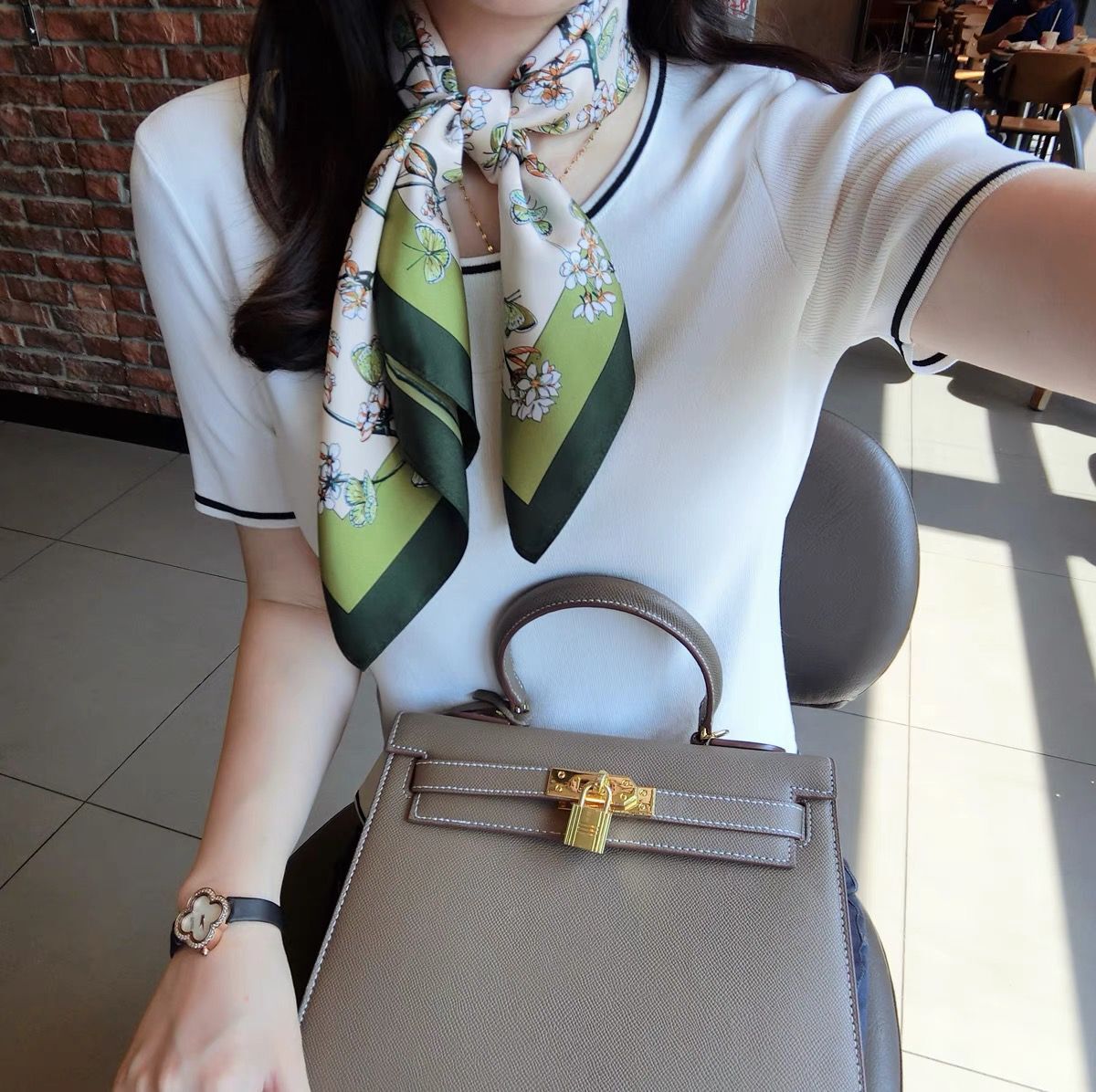 70cm pequeña toalla cuadrada primavera y otoño universal sensación de alto nivel de seda simulación bufandas de seda para mujeres con camisa de decoración profesional bufandas de cuello
