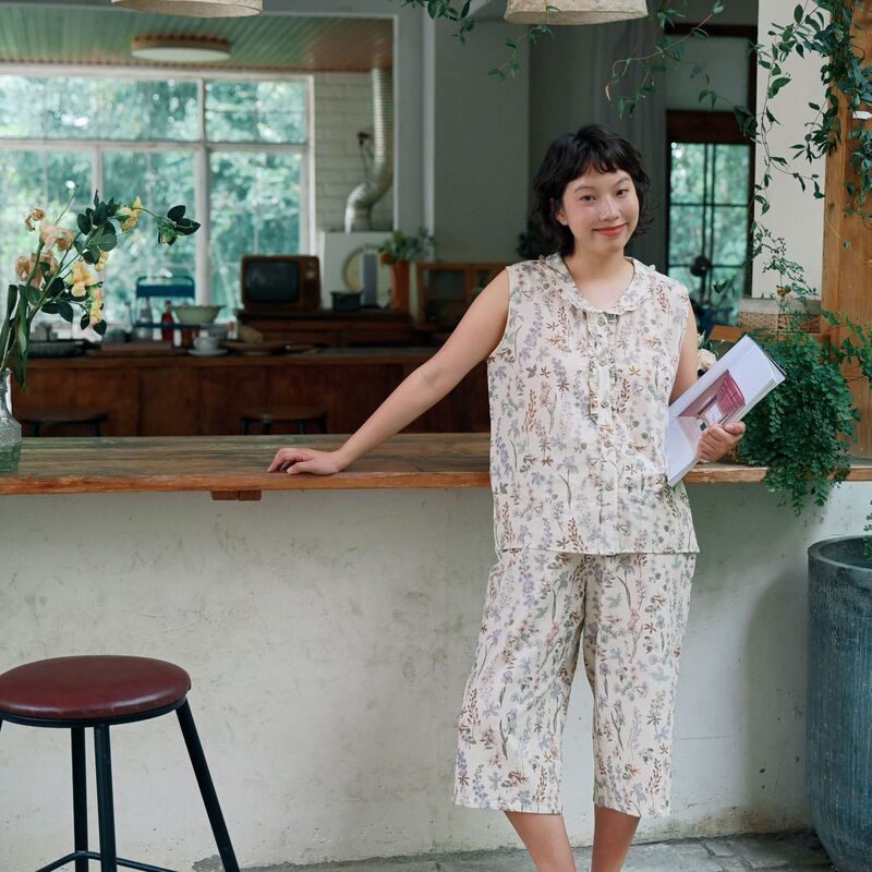 Pastoral Retro Floral Gauze Pure Cotton Pajamas for Women, Summer Sleeveless Vest and Cropped Pants Home Wear Set, Can Be Worn Outside Pastoral Retro Floral Gauze Pure Cotton Pajamas for Women, Summer Sleeveless Vest and Cropped Pants Home Wear Set, Can Be Worn Outside