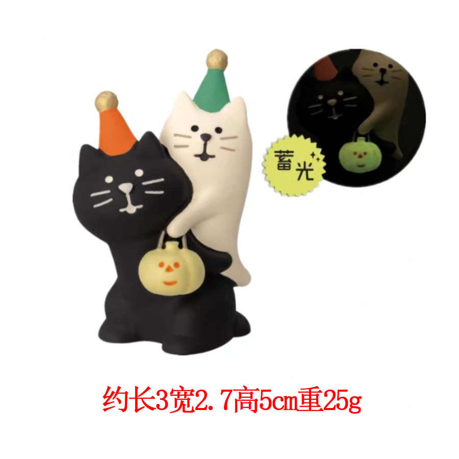 할로윈 검은 고양이 뒤 흰 고양이