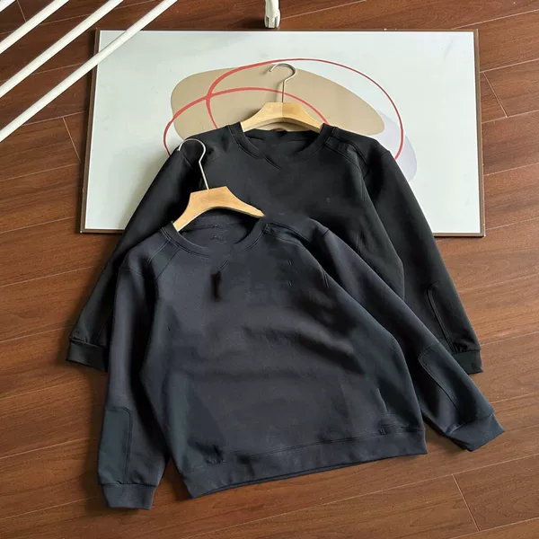72126    Couple's round neck sweatshirt