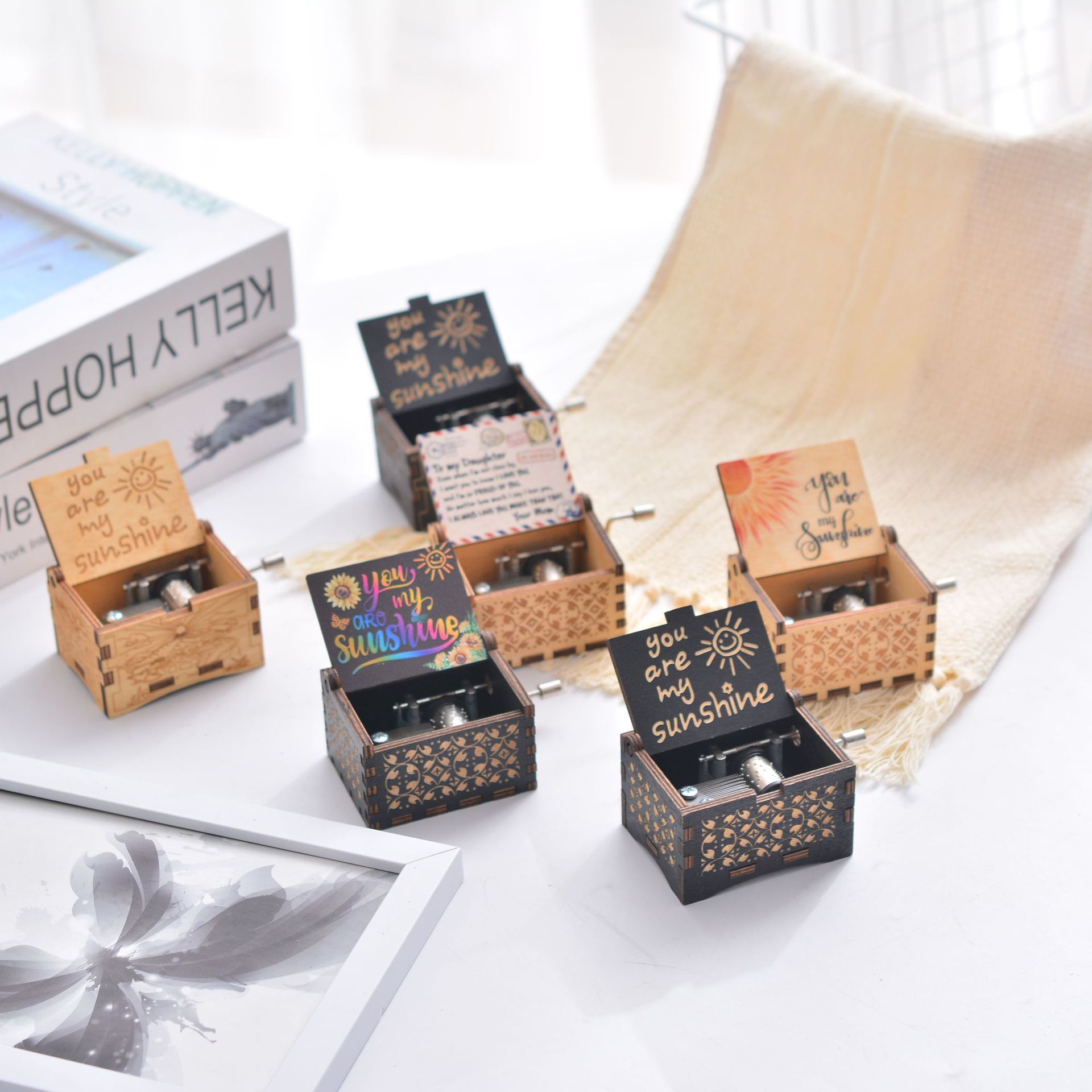 Caja de música de madera Caja de música de manivela tallada vintage Caja de música de madera Impresión en color UV transfronteriza Eres mi sol