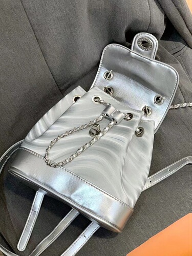 Autumn new silver backpack for women Korean niche design water ripple versatile chain school bag for female college students