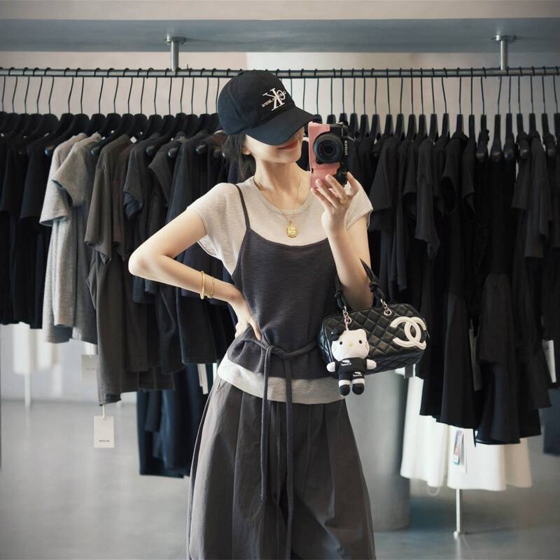 Korean Style Layered Fake Two-Piece Gray Short-Sleeved T-Shirt for Women in Summer, Thin Waistband and Straps, Super Nice Design Top