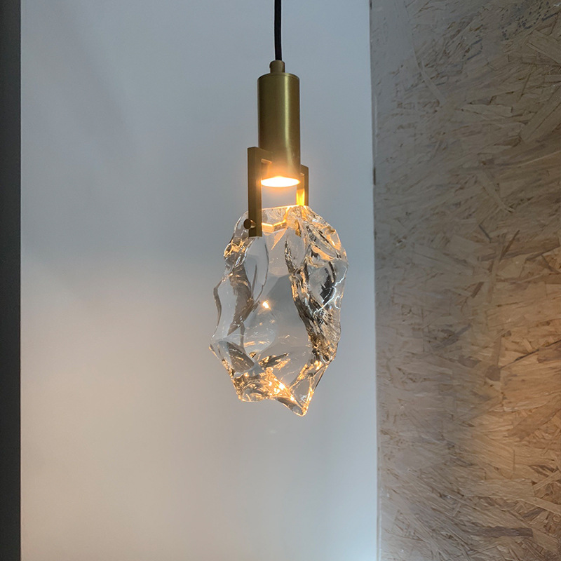 Lámpara de la sala de estar moderna larga línea pequeña cabeza de cama de cristal de cobre simple lámpara de luz lujosa fondo moderno dormitorio