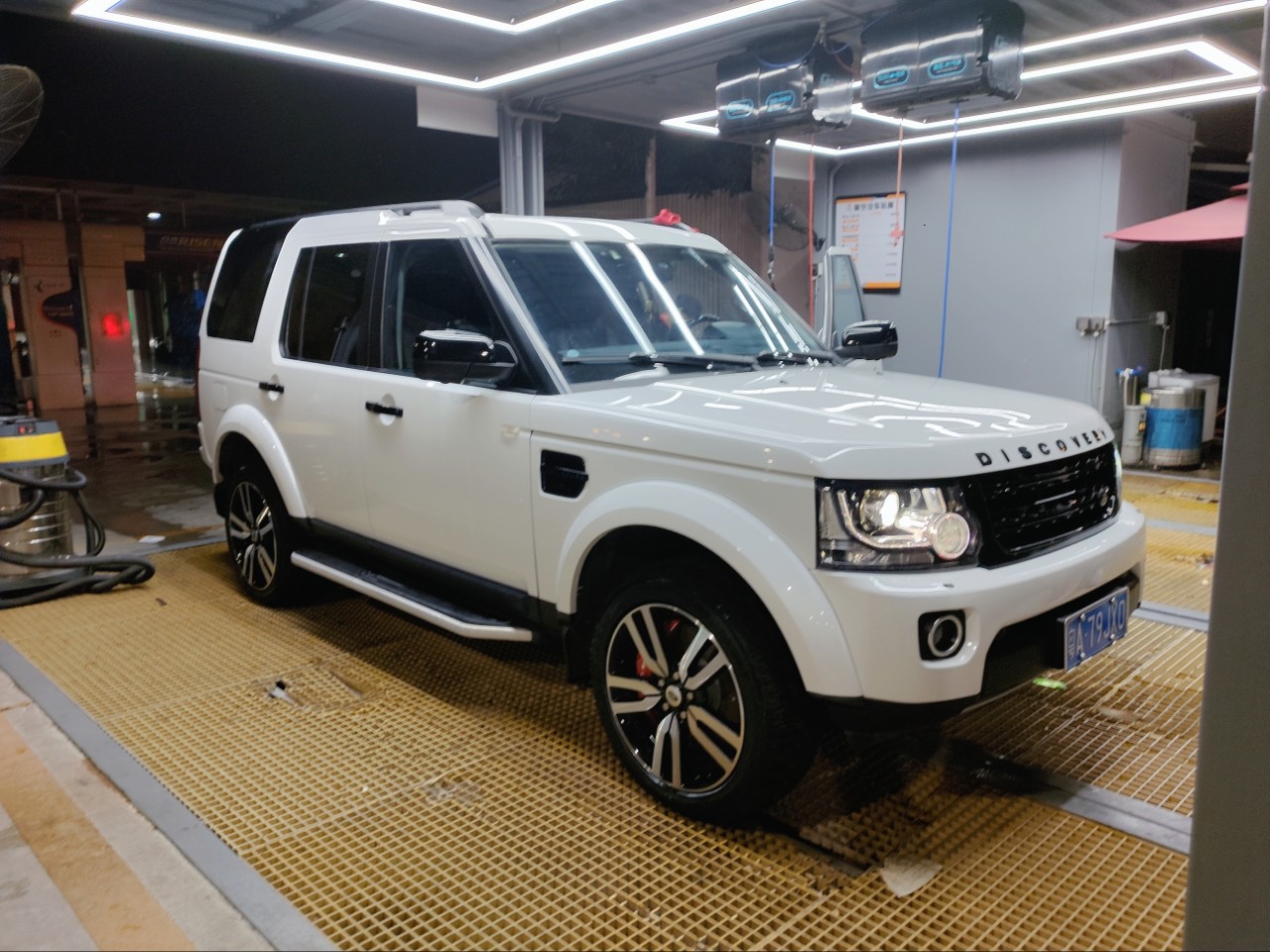 2011年3月路虎发现4 5.0 V8 HSE 七座，白色车身黑色内饰，实表30