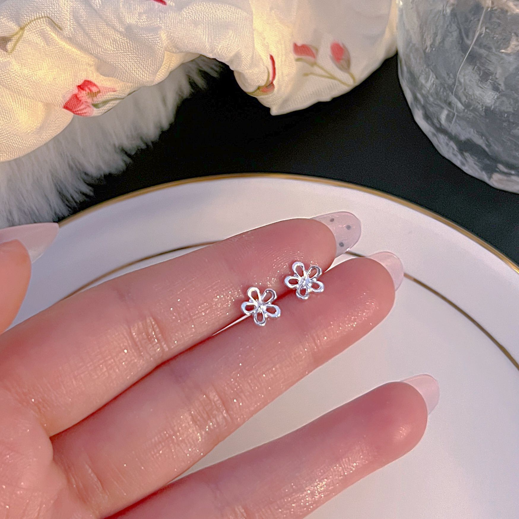 Kleine S999 Sterlingsilber Ohrlöcher Pflege-Ohrstecker Damen 2025 neue Kollektion Trend vielseitige Ohrringe hochwertiges Ohrschmuck Großhandel